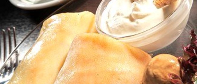 Блины со сливочным соусом из грибов и укропа