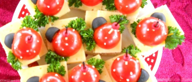 Сырное канапе с помидорами и оливками