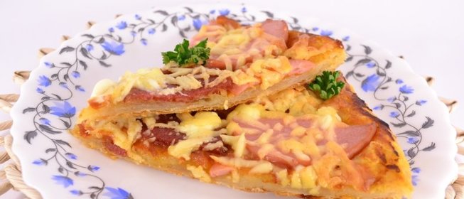 Домашняя пицца из слоеного теста с колбасой