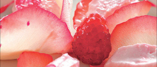 Малина со взбитым творогом и розовой водой