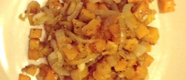 Жареная тыква баттернат с карамелизованным луком, горгонзолой и хрустящим шалфеем
