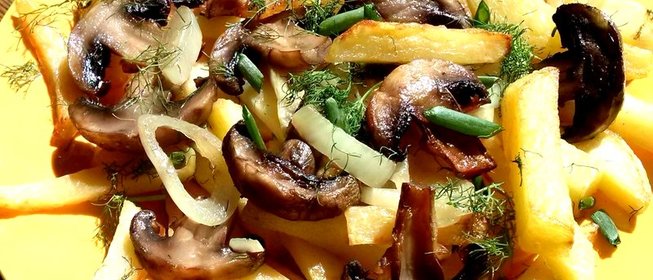Картофель с грибами на сковороде