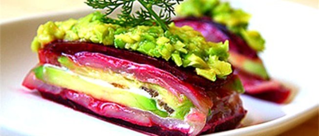 Закуска из авокадо с сельдью и свеклой