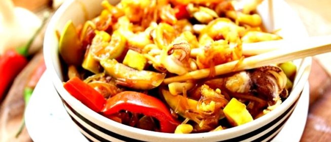 Фунчоза с морским коктейлем