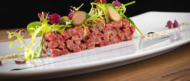 Тар-тар из говядины с соусом