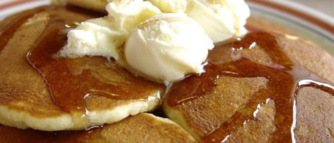 Сметанные блины с кленовым сиропом