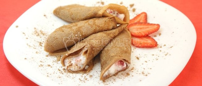 Шоколадные блины с творогом и клубникой