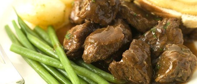 Тушеная говядина в пиве с травами