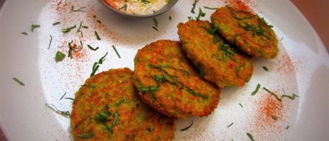 Овощные оладьи с йогуртовым соусом