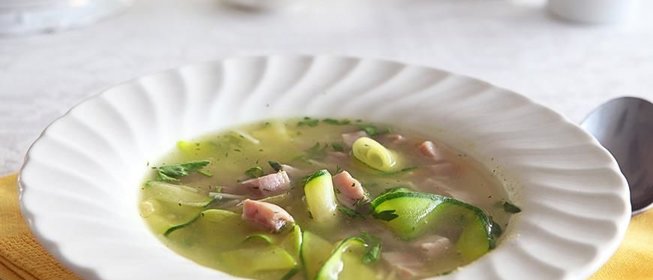 Куриный суп с цуккини, ветчиной и петрушкой