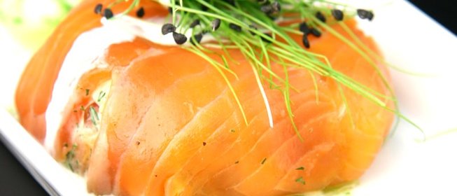 Мешочек с лососем с красной икрой и огурцом