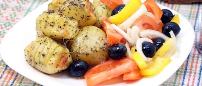 Пряный картофель с салатом