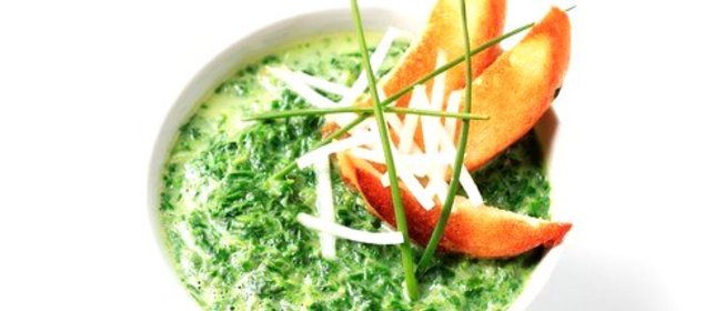 Спред из шпината, феты и кедровых орешков