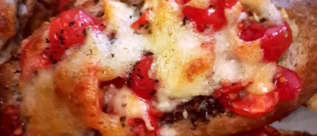 Брускетта с помидорами черри и сыром моцарелла