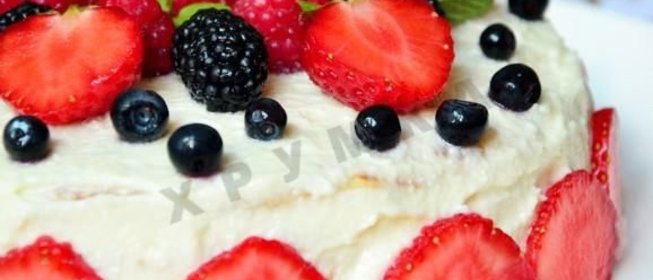 Блинный торт с творожным кремом и ягодами