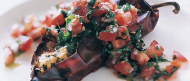 Фаршированные чили с томатным соусом