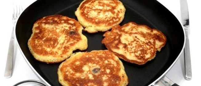 Оладьи манные на меду с вареньем