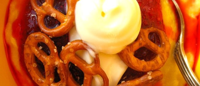 Тыквенная манная каша с кули из брусники и солёным претцелем