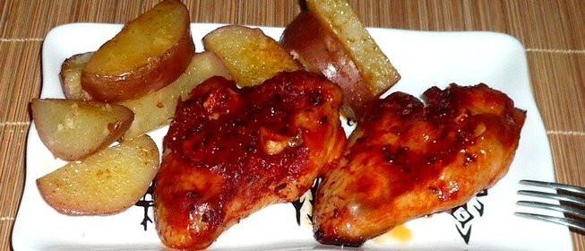 Крылышки в томатном соусе и картофель на гарнир