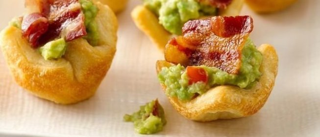 Тарталетки с гуакамоле и беконом
