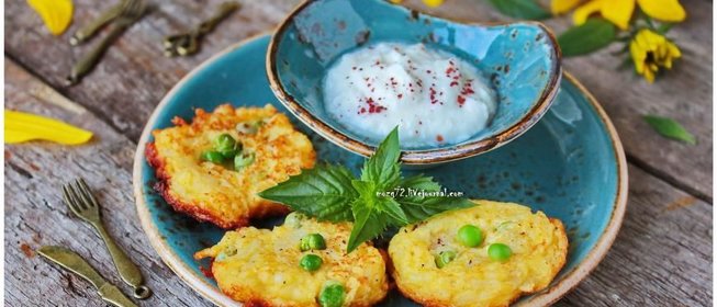 Овощные оладьи из топинамбура с сыром и горошком