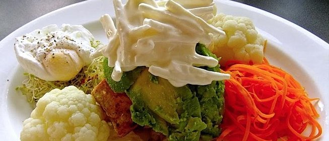 Обжаренная цветная капуста с яйцом-пашот