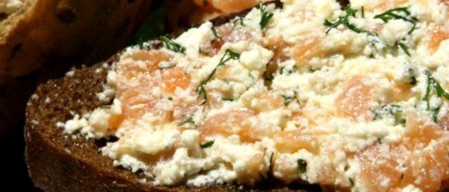Слабосоленая семга с творогом и укропом