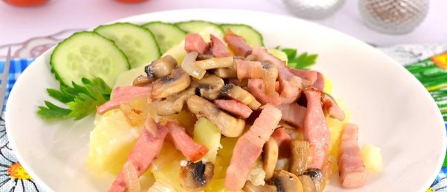 Отварной картофель с варено-копченой грудинкой, колбасой и шампиньонами