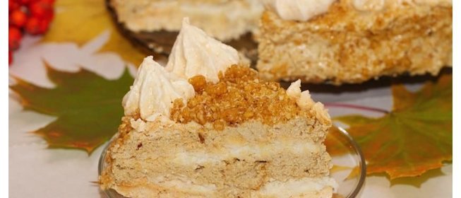 Торт-безе с кофейным кремом и грильяжем