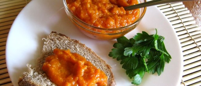 Икра кабачковая с томатной пастой и чесноком