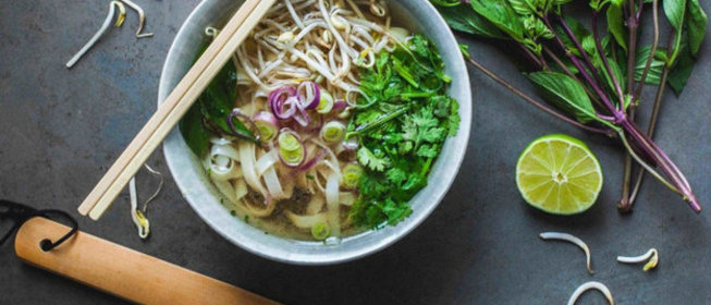 Куриный суп с рисовой лапшой