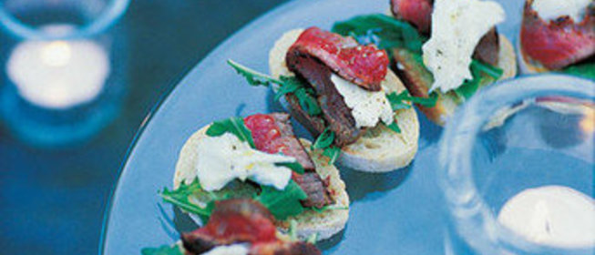 Канапе с моцареллой и ростбифом