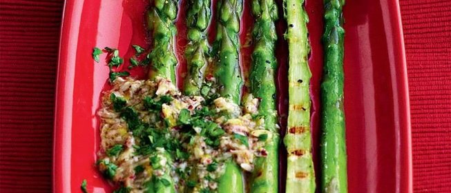 Жареная спаржа с пастой из анчоусов и лимона
