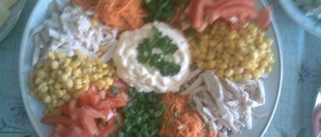 Салат с курицей, кукурузой и овощами