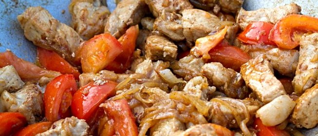 Свинина кусочками на сковороде с луком