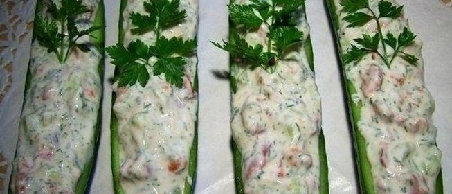 Лодочки из свежих огурцов с творожной начинкой