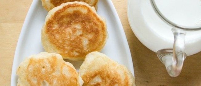 Оладьи на дрожжевом тесте с яблоками