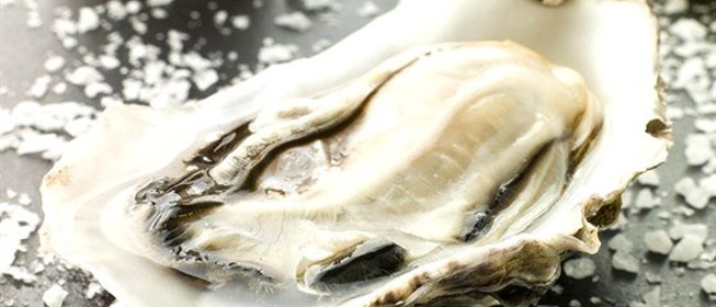 Устрицы в ракушках с восточным соусом миньонет