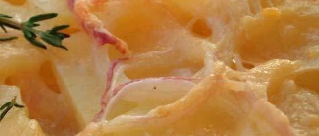 Картофель au gratin с луком и сыром