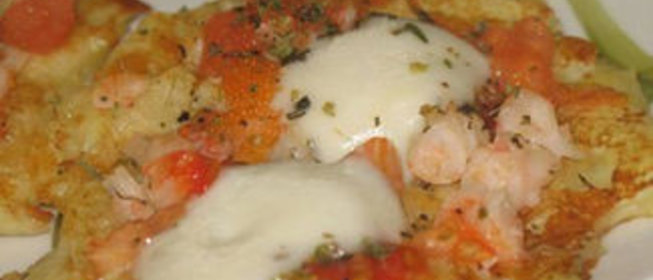 Картофельные оладьи с креветками и моцареллой