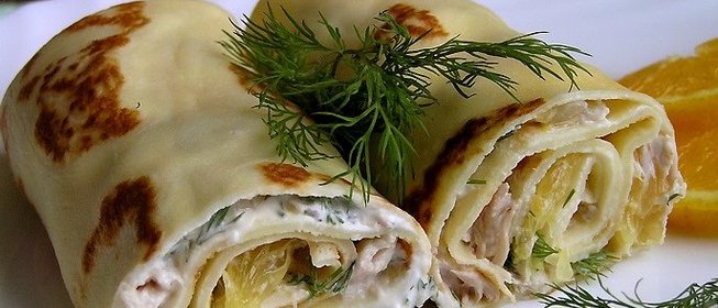 Блинчики с курицей, апельсином и кедровыми орешками