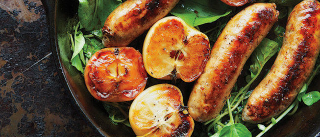 Сосиски с яблоком и кресс-салатом