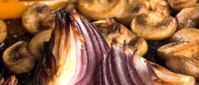 Печеный сладкий лук с бальзамическим уксусом и орегано