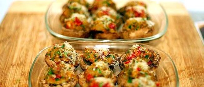 Грибы, фаршированные вялеными помидорами