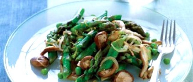 Спаржа с грибами, луком и горошком