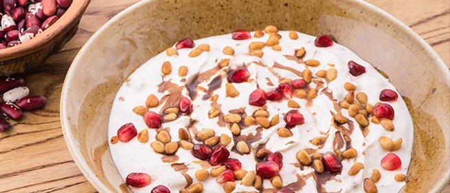 Домашний мацони с лаймовым соком, кедровыми орешками, зернами граната и гранатовым соусом