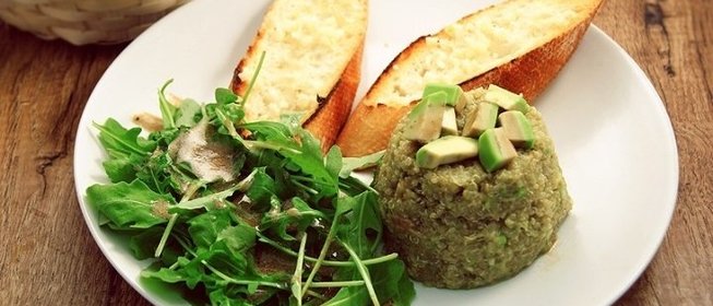 Тартар из киноа с авокадо