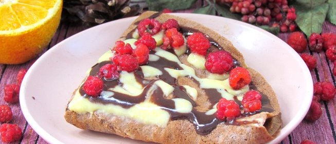 Тонкие шоколадные блины с лимонным кремом и малиной
