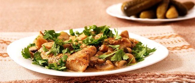 Тушеные грибы в винном соусе