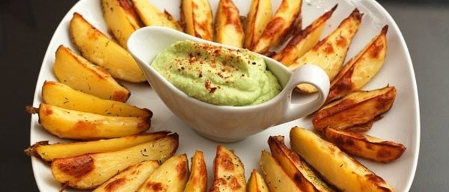 Печеный картофель с соусом из авокадо